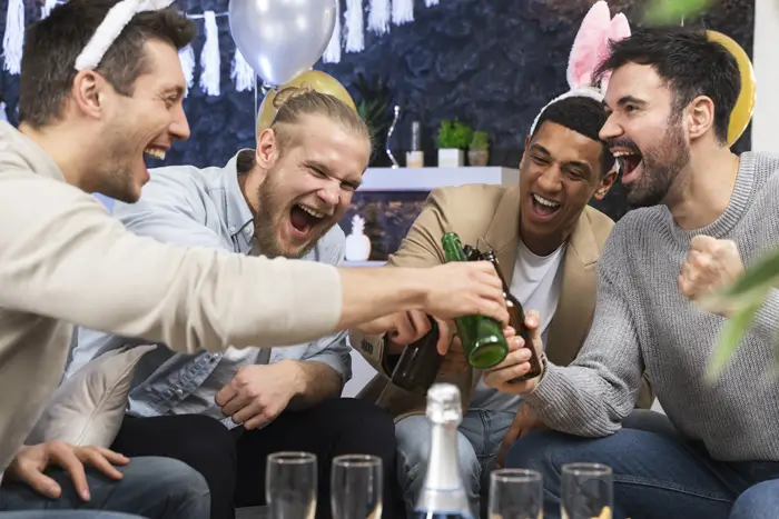 Amici che si divertono alla festa dell'addio al celibato dello sposo